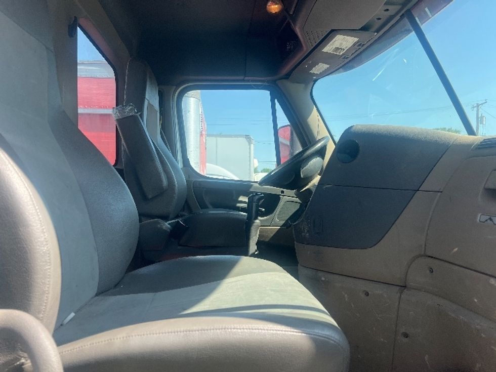 2020 Freightliner Cascadia 125" Sleeper Cab photo 12