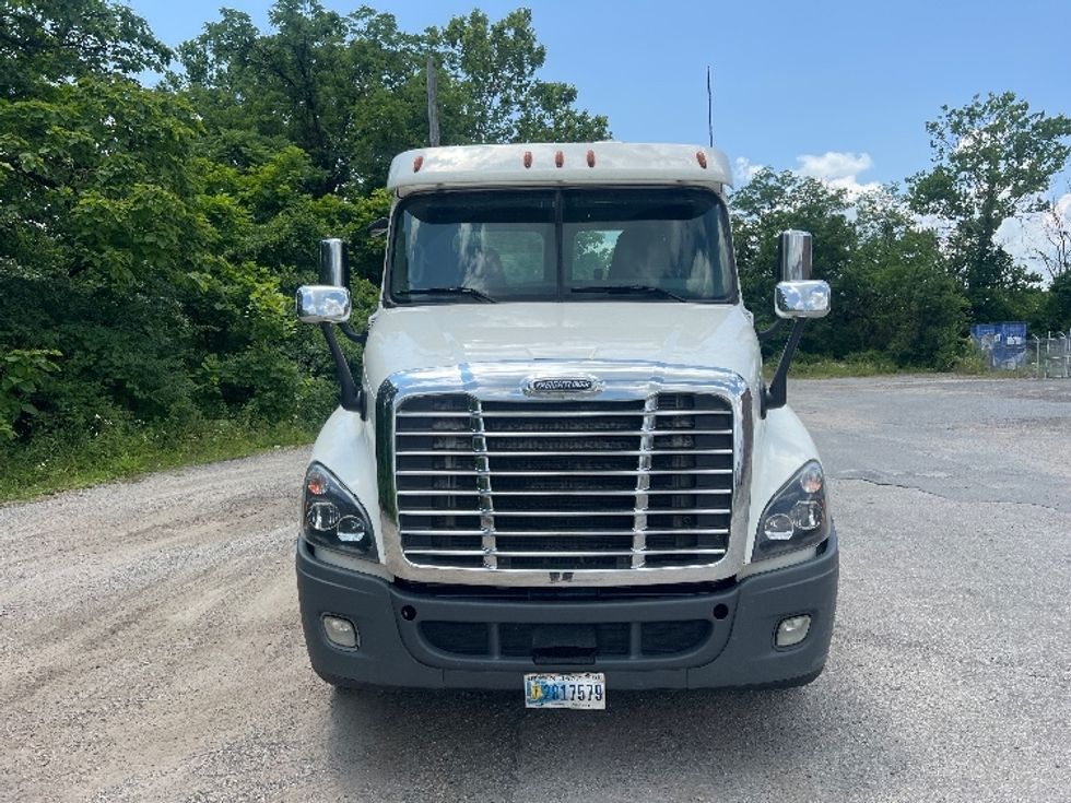 2020 Freightliner Cascadia 125" Sleeper Cab photo 2
