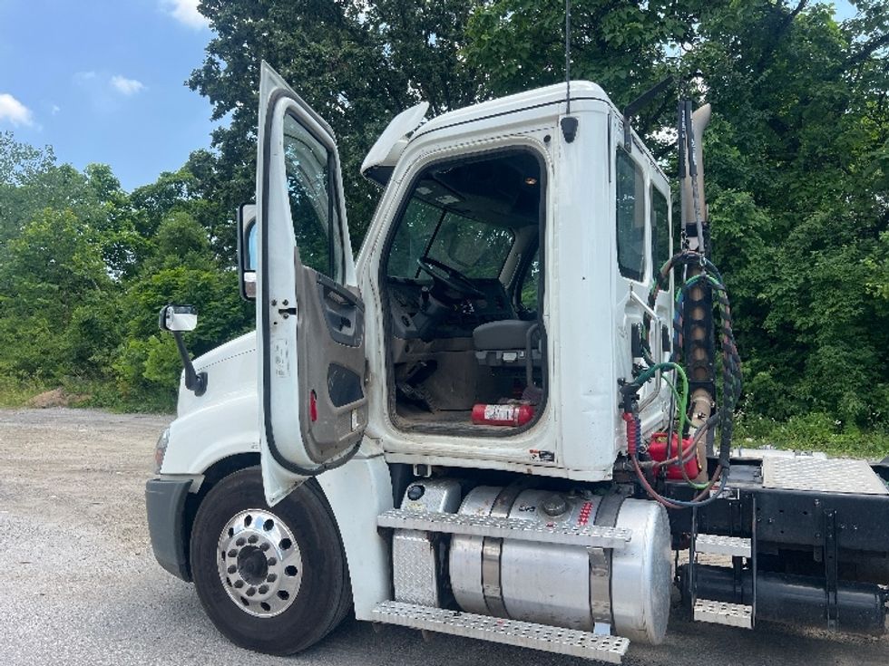 2020 Freightliner Cascadia 125" Sleeper Cab photo 9