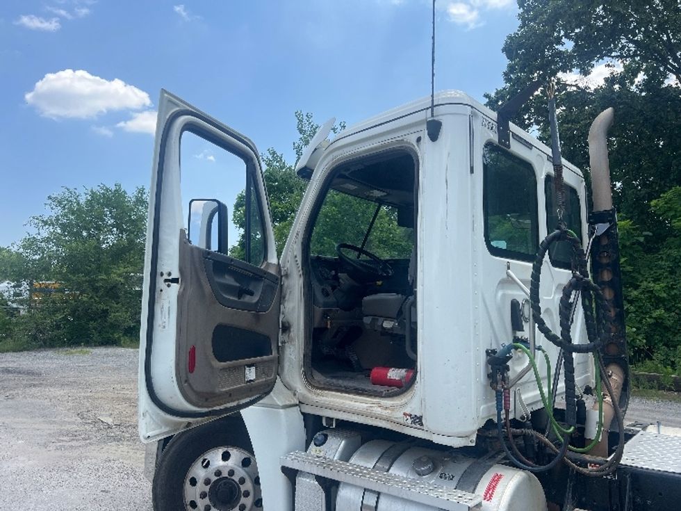 Day Cab Tractor-Heavy Duty Tractors-Freightliner-2020-Cascadia 12564ST-Baltimore-MD-259,679\n\t\tmiles-$ 49,250 - Image 9