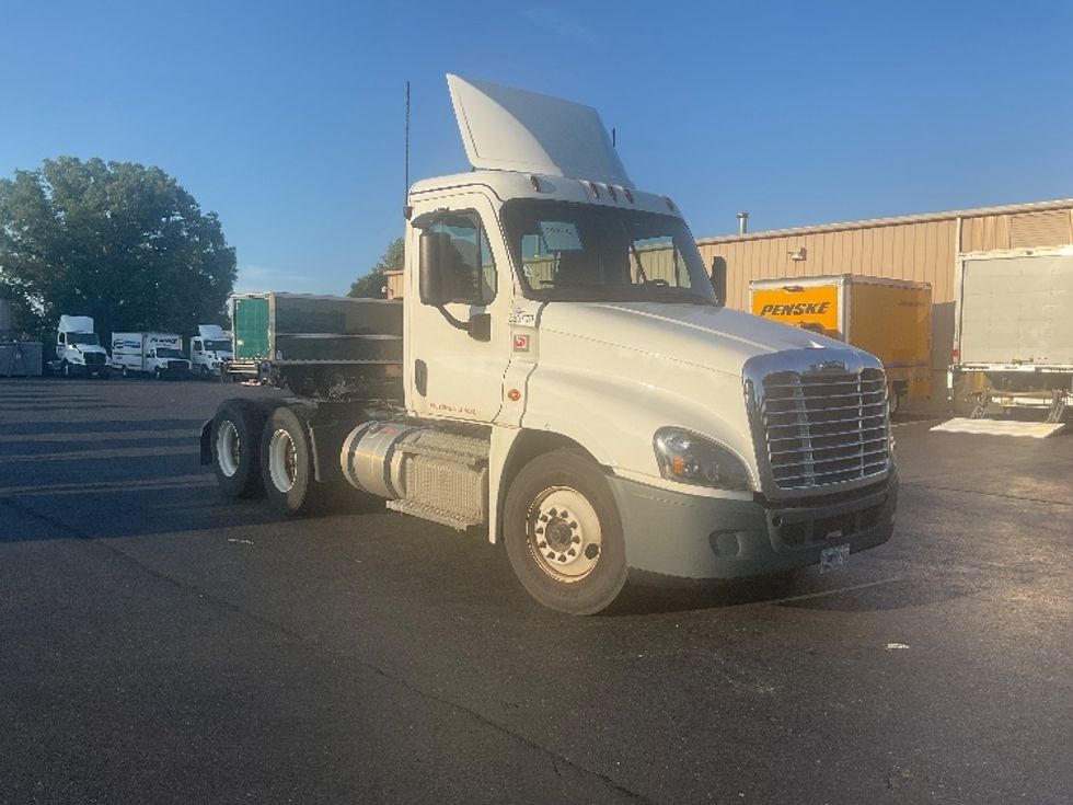 Day Cab Tractor-Heavy Duty Tractors-Freightliner-2020-Cascadia 12564ST-Bethlehem-PA-322,783\n\t\tmiles-$ 60,750 - Image 1