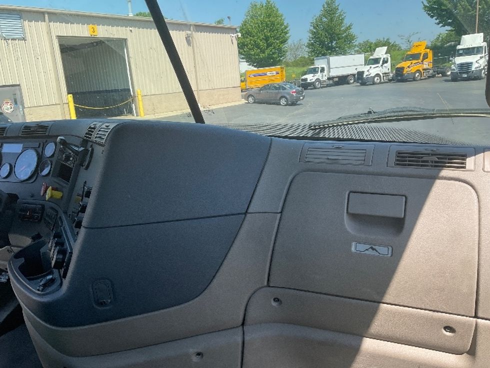 Day Cab Tractor-Heavy Duty Tractors-Freightliner-2020-Cascadia 12564ST-Bethlehem-PA-322,783\n\t\tmiles-$ 60,750 - Image 13