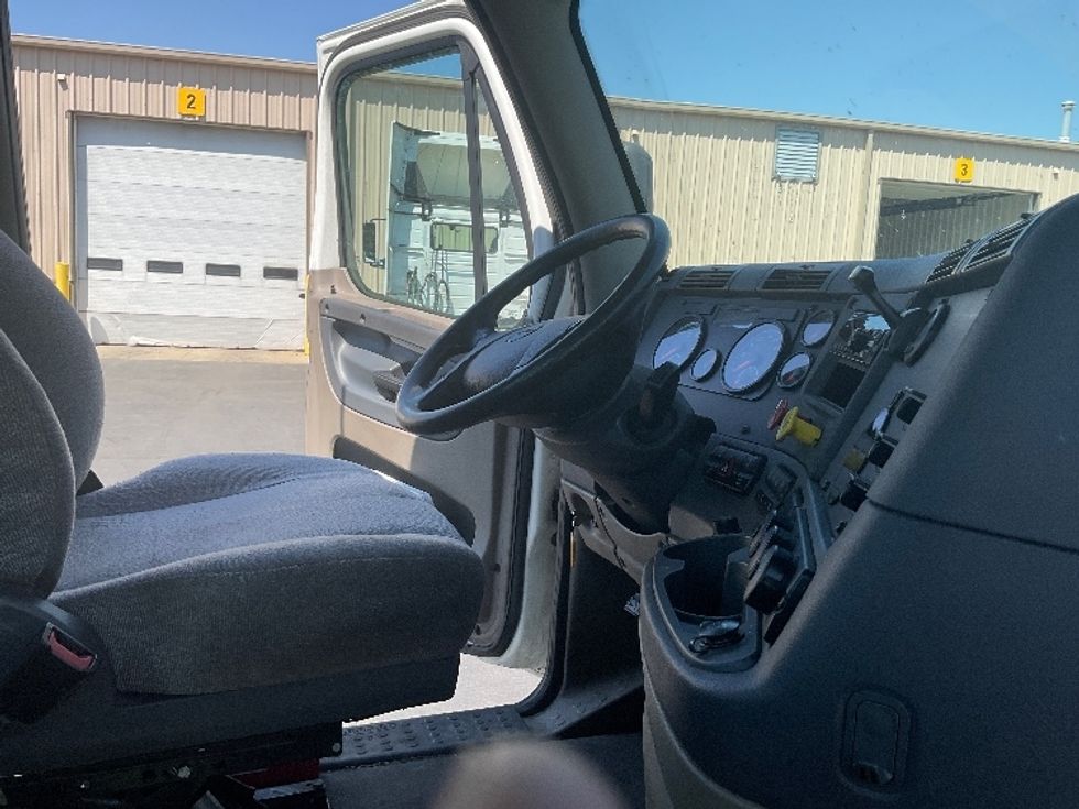 Day Cab Tractor-Heavy Duty Tractors-Freightliner-2020-Cascadia 12564ST-Bethlehem-PA-322,783\n\t\tmiles-$ 60,750 - Image 14