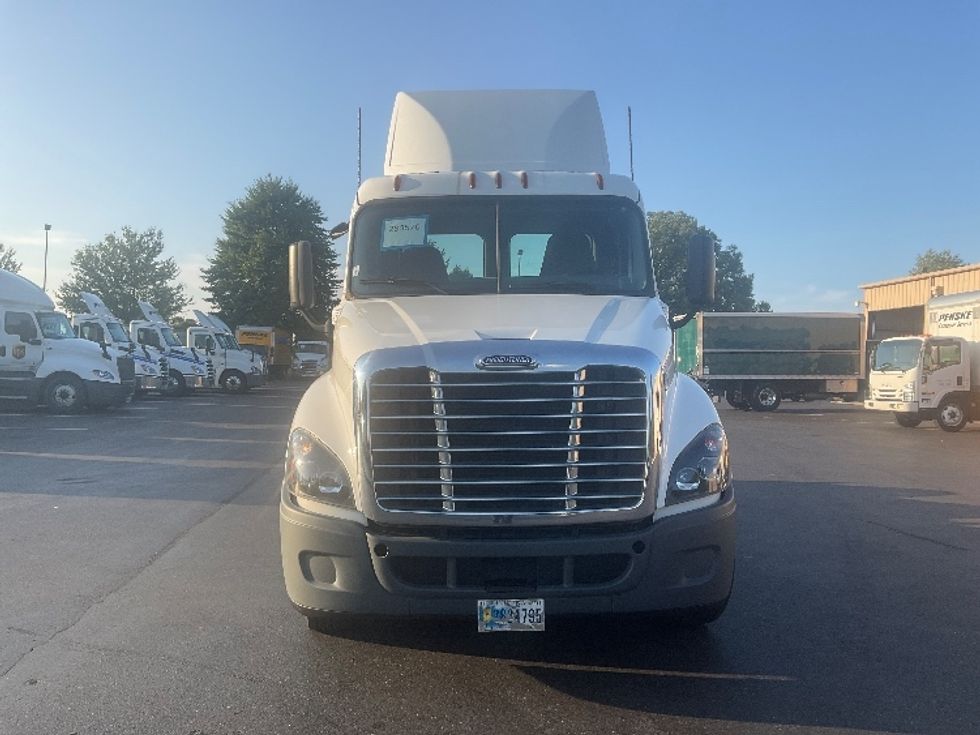 Day Cab Tractor-Heavy Duty Tractors-Freightliner-2020-Cascadia 12564ST-Bethlehem-PA-322,783\n\t\tmiles-$ 60,750 - Image 2