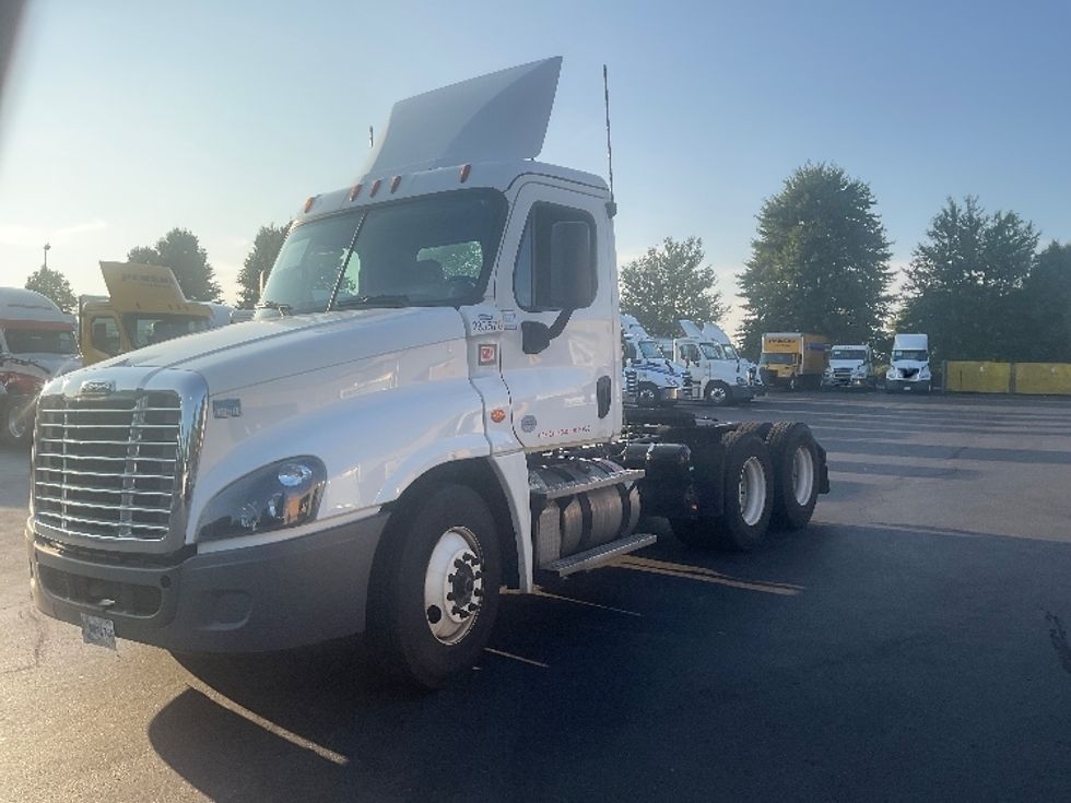 Day Cab Tractor-Heavy Duty Tractors-Freightliner-2020-Cascadia 12564ST-Bethlehem-PA-322,783\n\t\tmiles-$ 60,750 - Image 3