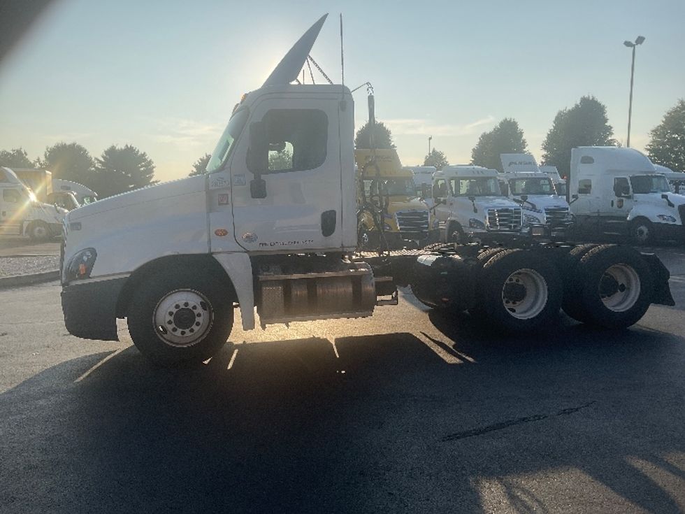 Day Cab Tractor-Heavy Duty Tractors-Freightliner-2020-Cascadia 12564ST-Bethlehem-PA-322,783\n\t\tmiles-$ 60,750 - Image 4