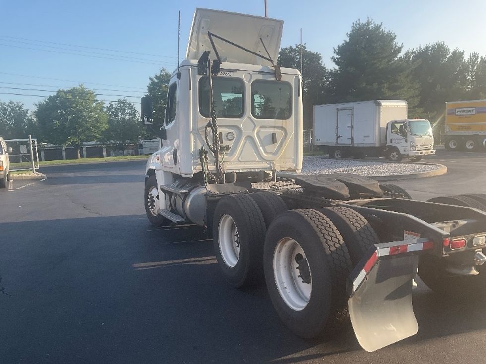 Day Cab Tractor-Heavy Duty Tractors-Freightliner-2020-Cascadia 12564ST-Bethlehem-PA-322,783\n\t\tmiles-$ 60,750 - Image 5