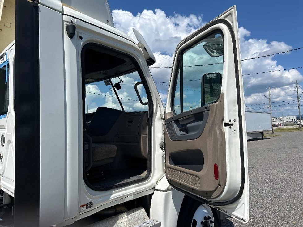 Day Cab Tractor-Heavy Duty Tractors-Freightliner-2020-Cascadia 12564ST-Birmingham-AL-417,302\n\t\tmiles-$ 42,750 - Image 12