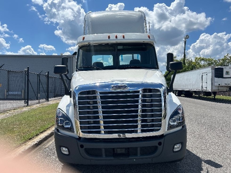 Day Cab Tractor-Heavy Duty Tractors-Freightliner-2020-Cascadia 12564ST-Birmingham-AL-417,302\n\t\tmiles-$ 42,750 - Image 2