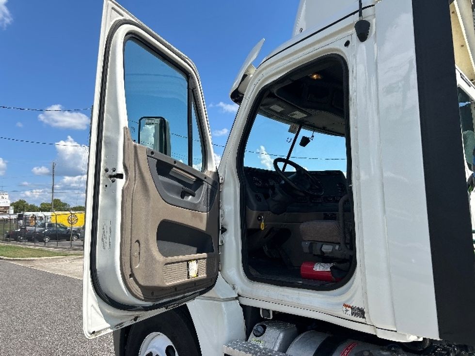 Day Cab Tractor-Heavy Duty Tractors-Freightliner-2020-Cascadia 12564ST-Birmingham-AL-417,302\n\t\tmiles-$ 42,750 - Image 9