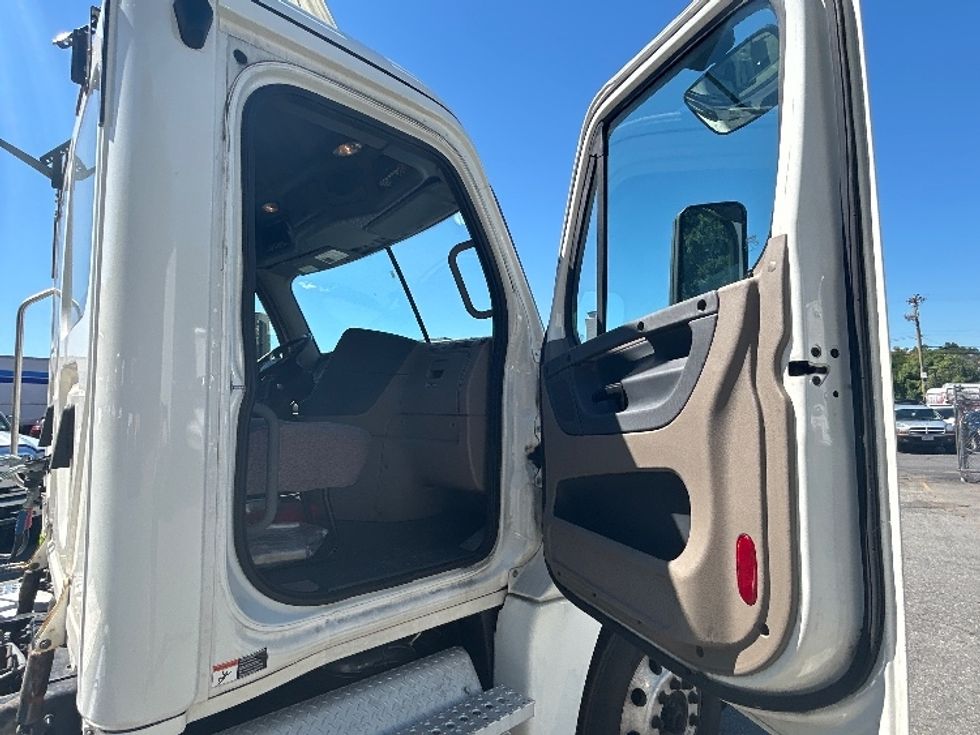 Day Cab Tractor-Heavy Duty Tractors-Freightliner-2020-Cascadia 12564ST-Braintree-MA-308,560\n\t\tmiles-$ 44,500 - Image 12