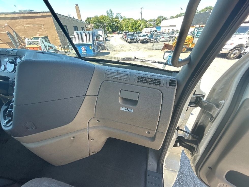 Day Cab Tractor-Heavy Duty Tractors-Freightliner-2020-Cascadia 12564ST-Braintree-MA-308,560\n\t\tmiles-$ 44,500 - Image 13