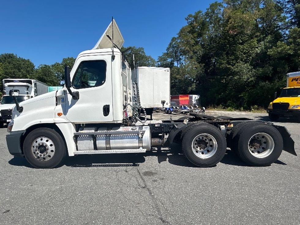 Day Cab Tractor-Heavy Duty Tractors-Freightliner-2020-Cascadia 12564ST-Braintree-MA-308,560\n\t\tmiles-$ 44,500 - Image 4