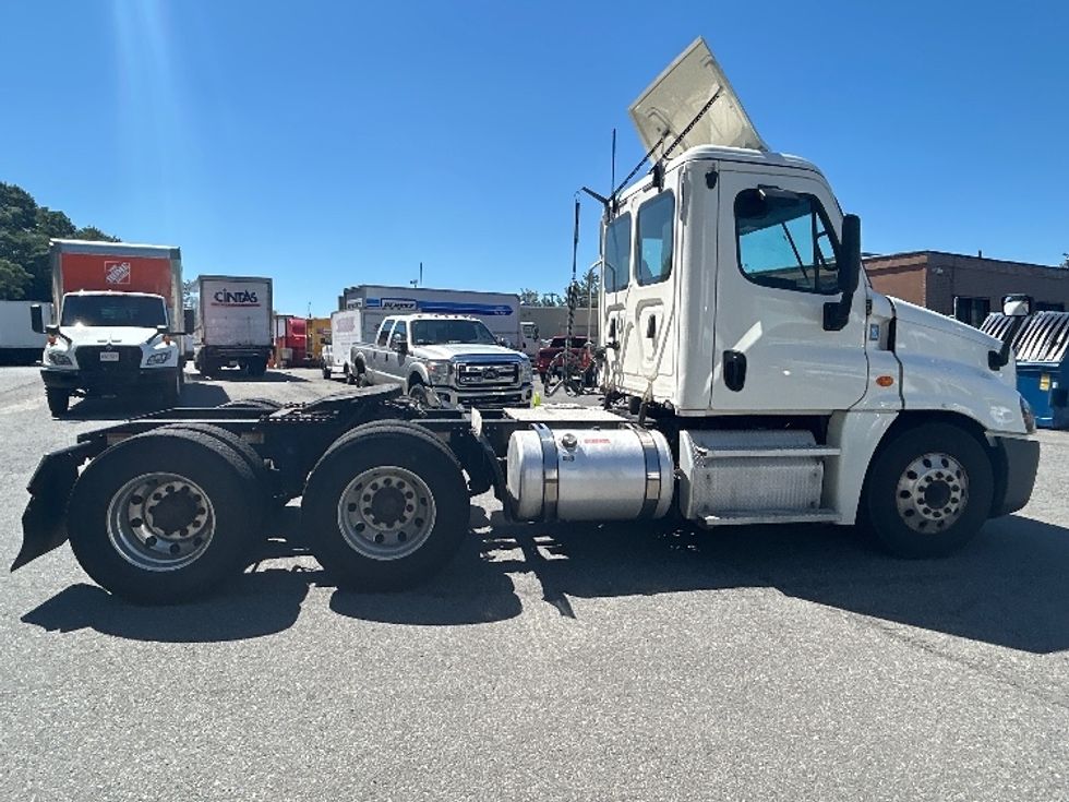 Day Cab Tractor-Heavy Duty Tractors-Freightliner-2020-Cascadia 12564ST-Braintree-MA-308,560\n\t\tmiles-$ 44,500 - Image 8