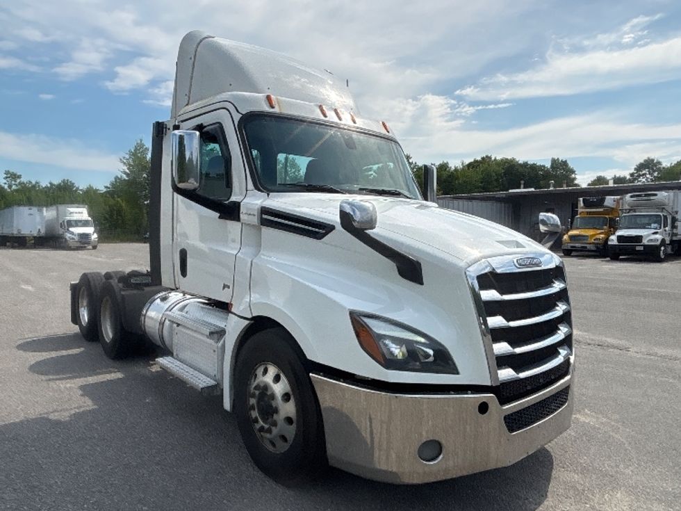 Day Cab Tractor-Heavy Duty Tractors-Freightliner-2020-Cascadia 12564ST-Braintree-MA-561,805\n\t\tmiles-$ 33,750 - Image 1