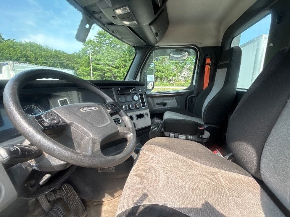 Day Cab Tractor-Heavy Duty Tractors-Freightliner-2020-Cascadia 12564ST-Braintree-MA-561,805\n\t\tmiles-$ 33,750 - Image 10