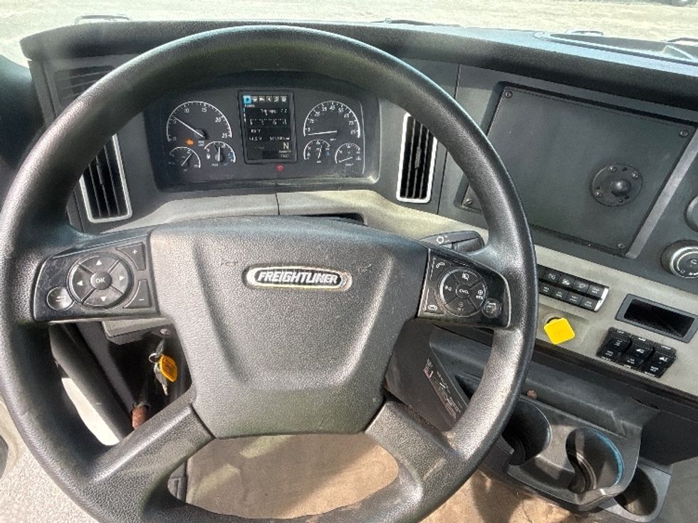 Day Cab Tractor-Heavy Duty Tractors-Freightliner-2020-Cascadia 12564ST-Braintree-MA-561,805\n\t\tmiles-$ 33,750 - Image 11