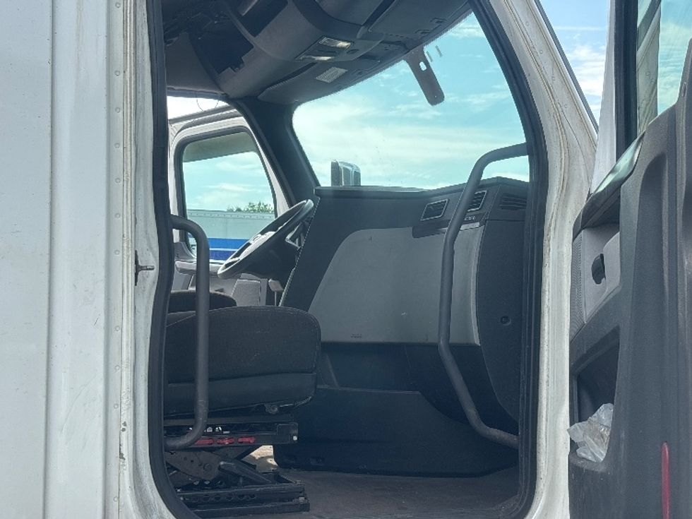 Day Cab Tractor-Heavy Duty Tractors-Freightliner-2020-Cascadia 12564ST-Braintree-MA-561,805\n\t\tmiles-$ 33,750 - Image 12