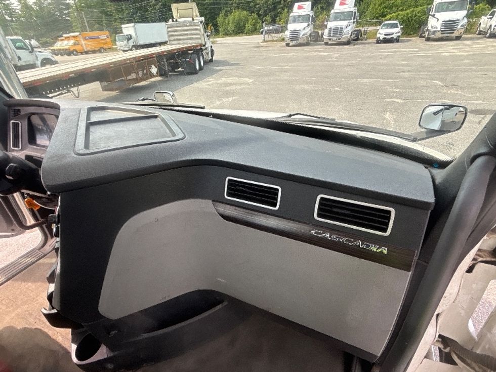 Day Cab Tractor-Heavy Duty Tractors-Freightliner-2020-Cascadia 12564ST-Braintree-MA-561,805\n\t\tmiles-$ 33,750 - Image 13