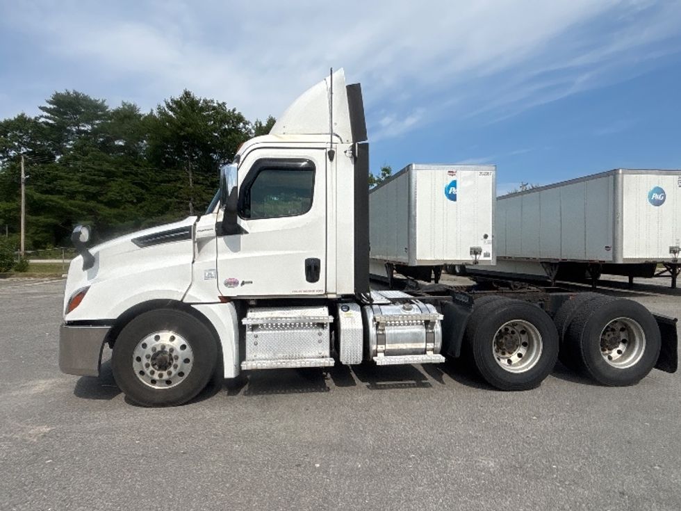 Day Cab Tractor-Heavy Duty Tractors-Freightliner-2020-Cascadia 12564ST-Braintree-MA-561,805\n\t\tmiles-$ 33,750 - Image 4