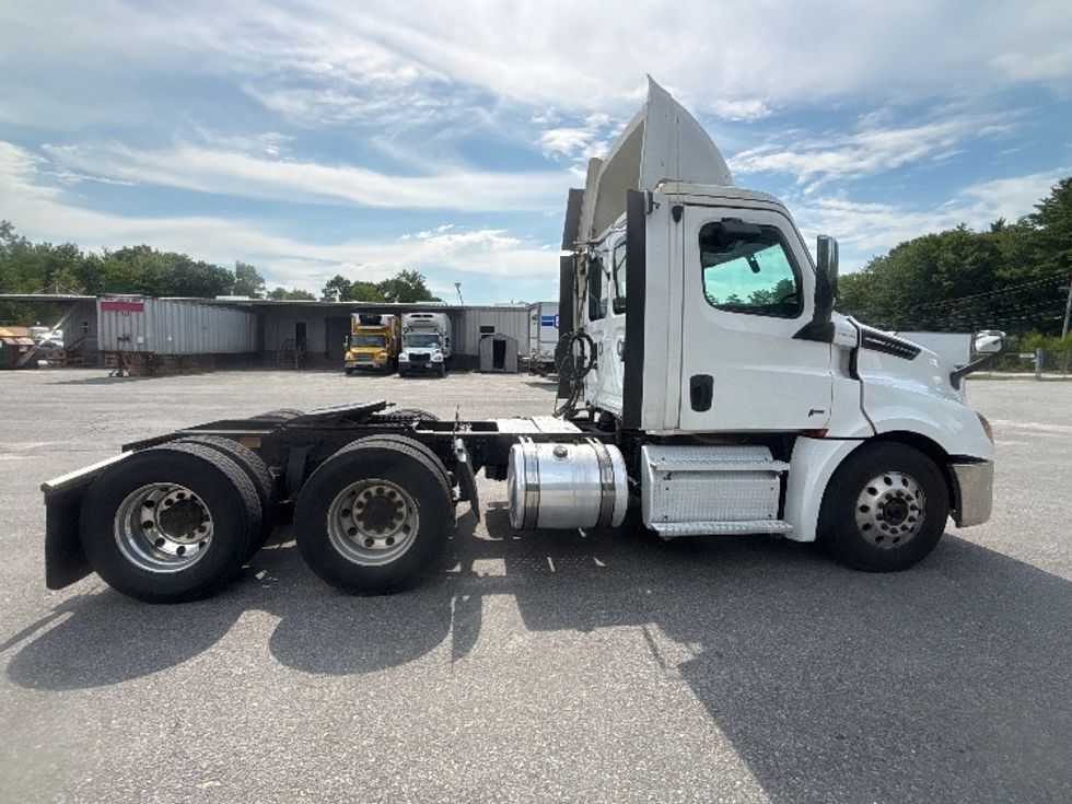 Day Cab Tractor-Heavy Duty Tractors-Freightliner-2020-Cascadia 12564ST-Braintree-MA-561,805\n\t\tmiles-$ 33,750 - Image 8