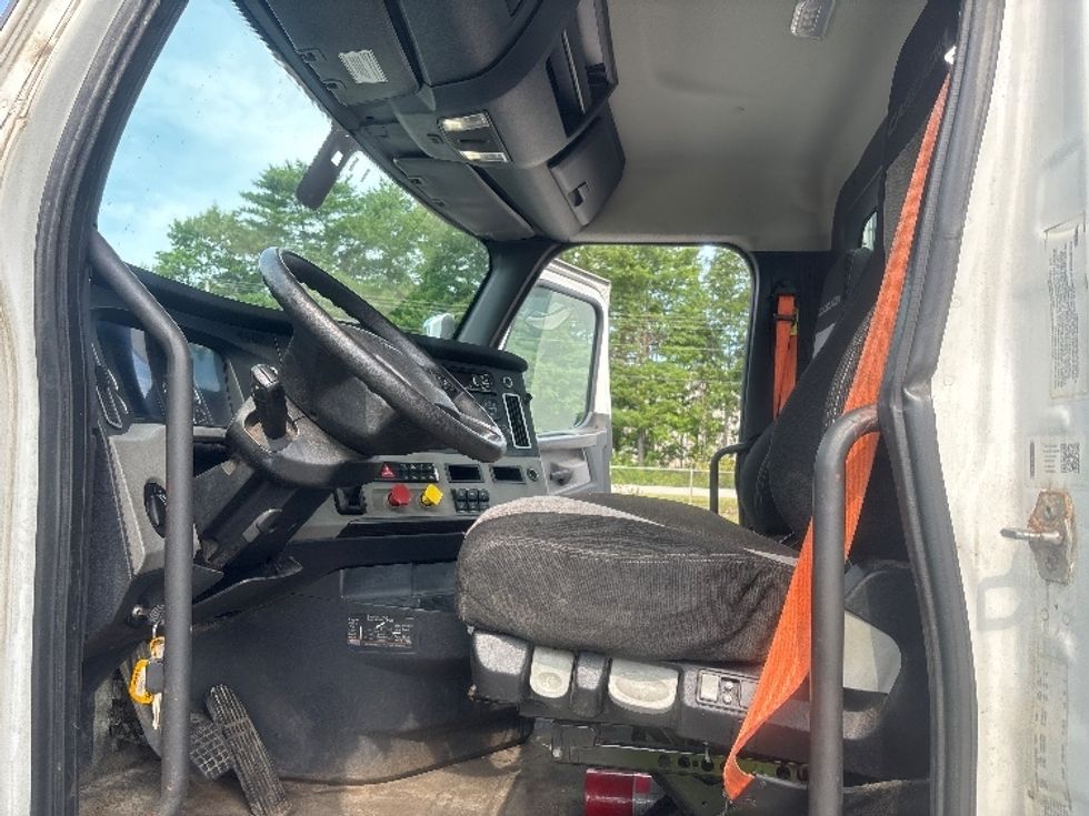 Day Cab Tractor-Heavy Duty Tractors-Freightliner-2020-Cascadia 12564ST-Braintree-MA-561,805\n\t\tmiles-$ 33,750 - Image 9