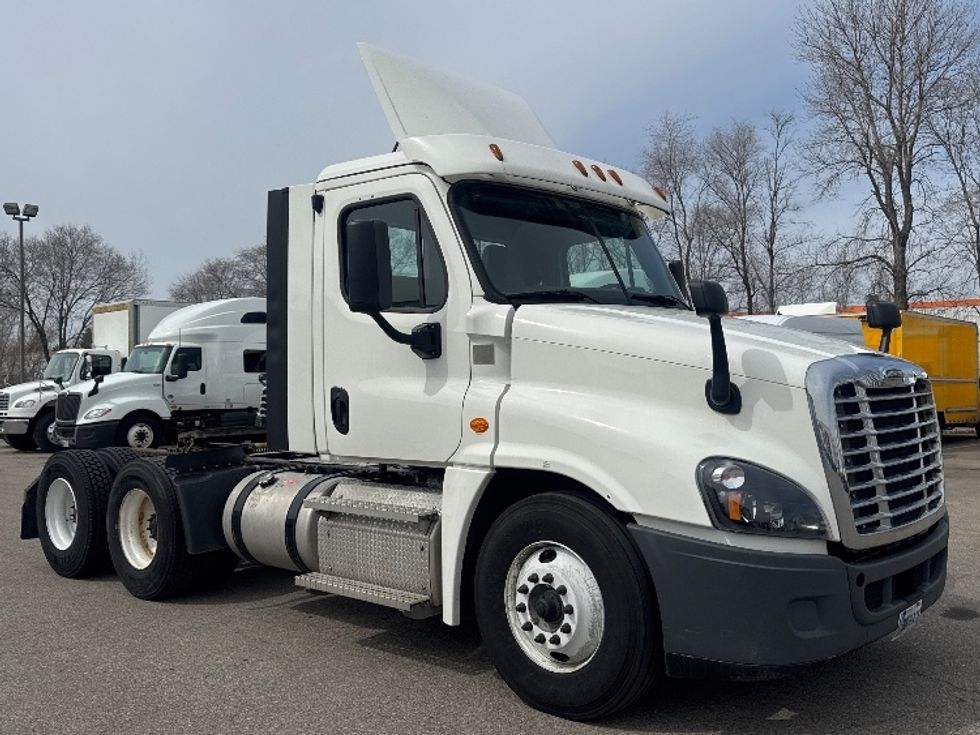Day Cab Tractor-Heavy Duty Tractors-Freightliner-2020-Cascadia 12564ST-Brooklyn Park-MN-531,670\n\t\tmiles-$ 33,750 - Image 1