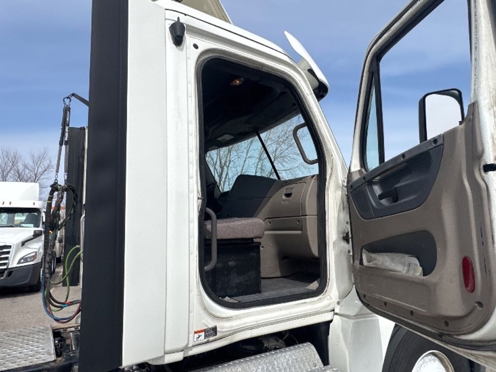 Day Cab Tractor-Heavy Duty Tractors-Freightliner-2020-Cascadia 12564ST-Brooklyn Park-MN-531,670\n\t\tmiles-$ 33,750 - Image 11