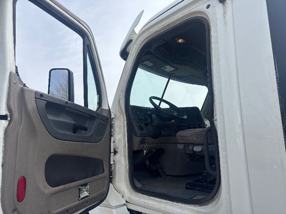 Day Cab Tractor-Heavy Duty Tractors-Freightliner-2020-Cascadia 12564ST-Brooklyn Park-MN-531,670\n\t\tmiles-$ 33,750 - Image 8