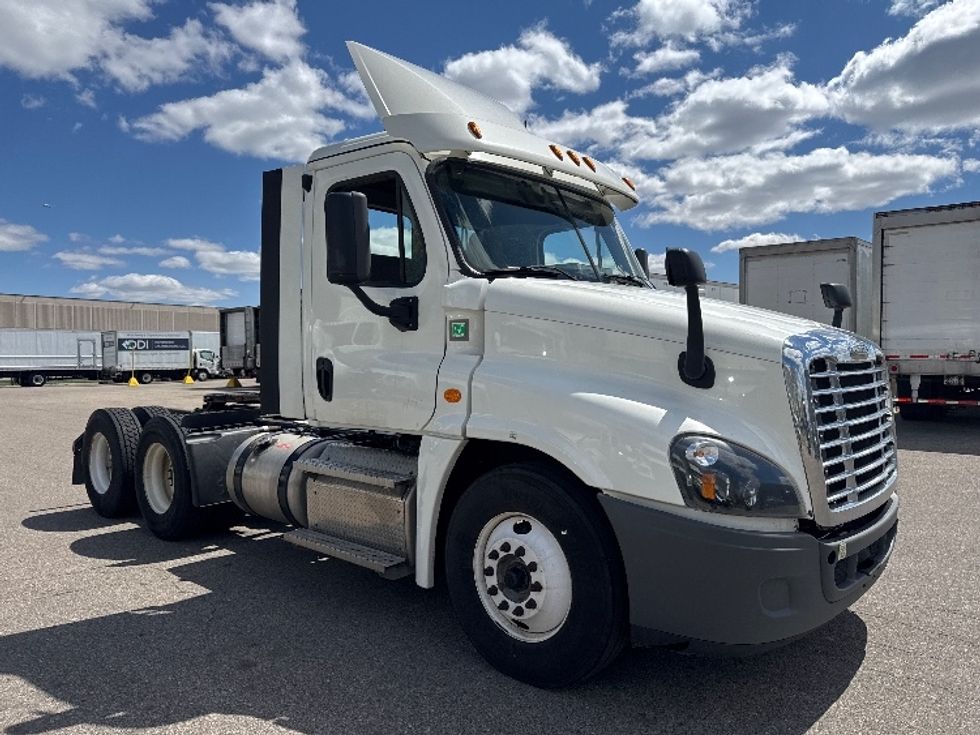 Day Cab Tractor-Heavy Duty Tractors-Freightliner-2020-Cascadia 12564ST-Brooklyn Park-MN-565,980\n\t\tmiles-$ 31,500 - Image 1