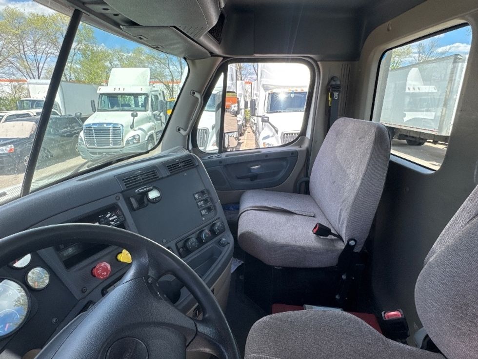 Day Cab Tractor-Heavy Duty Tractors-Freightliner-2020-Cascadia 12564ST-Brooklyn Park-MN-565,980\n\t\tmiles-$ 31,500 - Image 10
