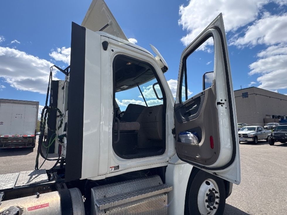 Day Cab Tractor-Heavy Duty Tractors-Freightliner-2020-Cascadia 12564ST-Brooklyn Park-MN-565,980\n\t\tmiles-$ 31,500 - Image 12