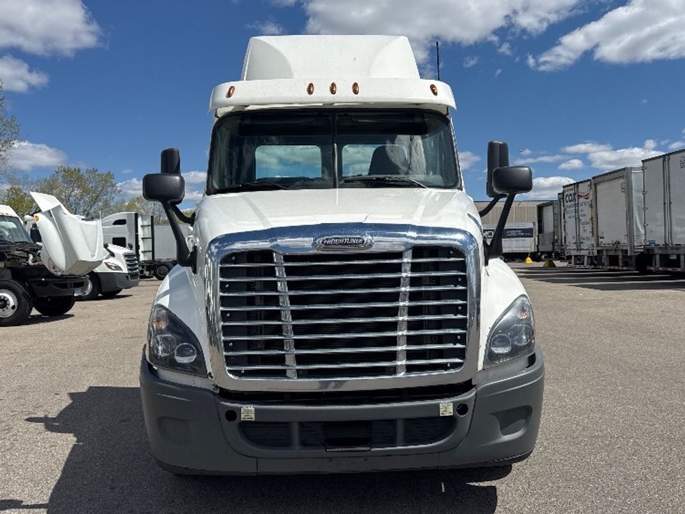Day Cab Tractor-Heavy Duty Tractors-Freightliner-2020-Cascadia 12564ST-Brooklyn Park-MN-565,980\n\t\tmiles-$ 31,500 - Image 2