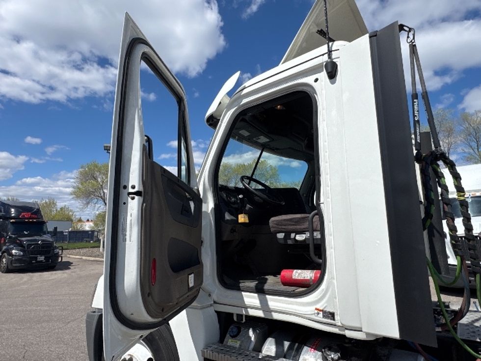Day Cab Tractor-Heavy Duty Tractors-Freightliner-2020-Cascadia 12564ST-Brooklyn Park-MN-565,980\n\t\tmiles-$ 31,500 - Image 9