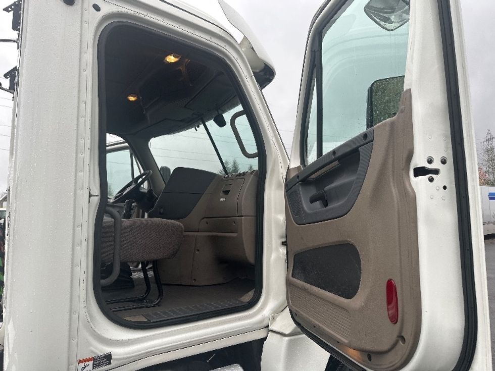 Day Cab Tractor-Heavy Duty Tractors-Freightliner-2020-Cascadia 12564ST-Clackamas-OR-371,795\n\t\tmiles-$ 43,000 - Image 12