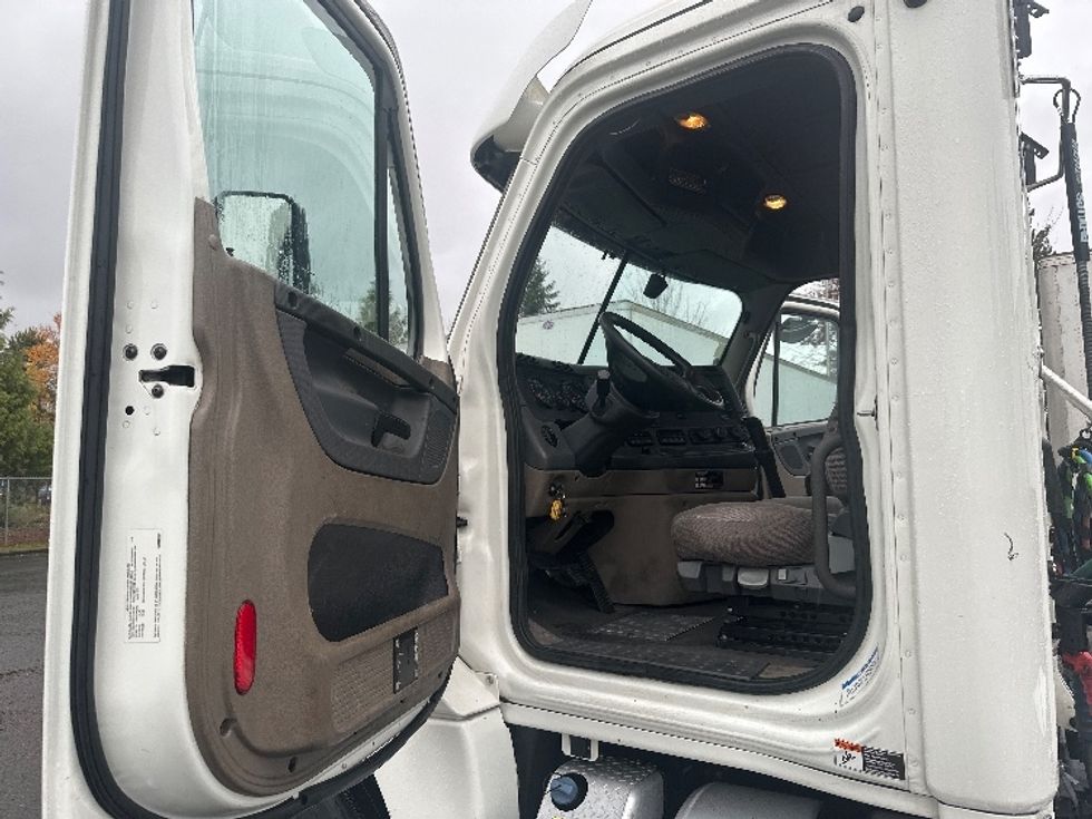 Day Cab Tractor-Heavy Duty Tractors-Freightliner-2020-Cascadia 12564ST-Clackamas-OR-371,795\n\t\tmiles-$ 43,000 - Image 9