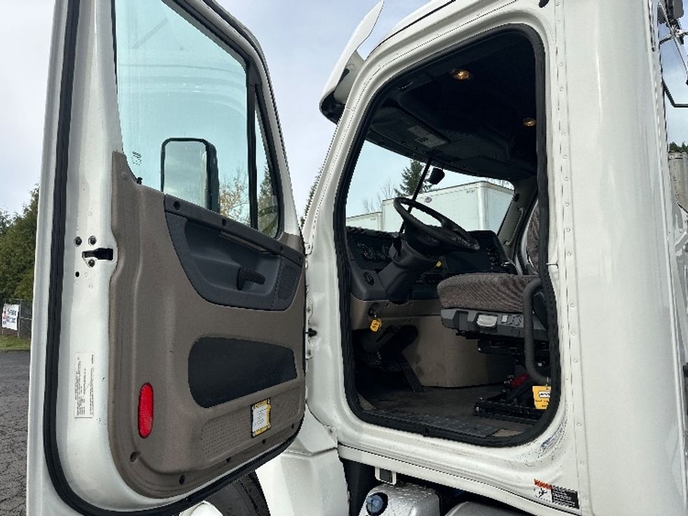 Day Cab Tractor-Heavy Duty Tractors-Freightliner-2020-Cascadia 12564ST-Clackamas-OR-469,866\n\t\tmiles-$ 37,000 - Image 9