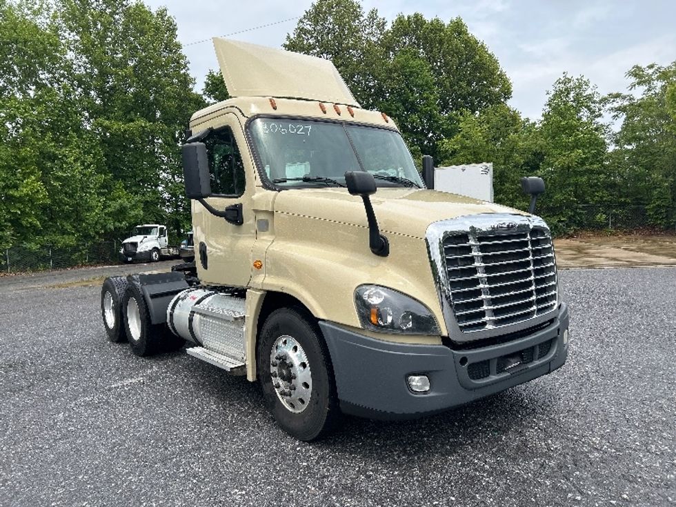 Day Cab Tractor-Heavy Duty Tractors-Freightliner-2020-Cascadia 12564ST-Cleveland-TN-372,418\n\t\tmiles-$ 42,500 - Image 1