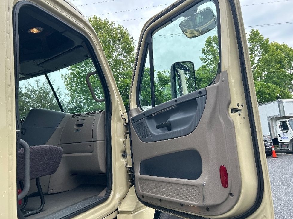 Day Cab Tractor-Heavy Duty Tractors-Freightliner-2020-Cascadia 12564ST-Cleveland-TN-372,418\n\t\tmiles-$ 42,500 - Image 12