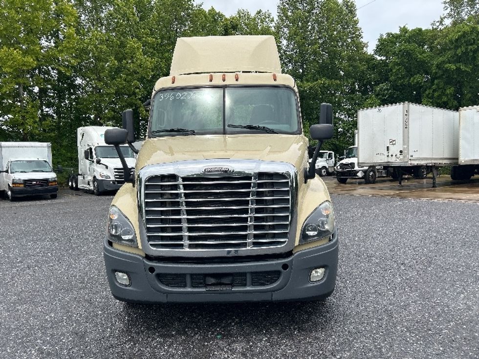 Day Cab Tractor-Heavy Duty Tractors-Freightliner-2020-Cascadia 12564ST-Cleveland-TN-372,418\n\t\tmiles-$ 42,500 - Image 2