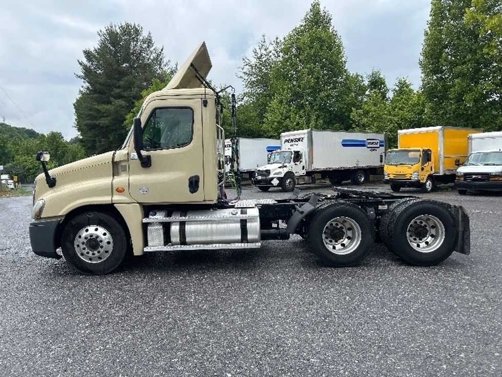 Day Cab Tractor-Heavy Duty Tractors-Freightliner-2020-Cascadia 12564ST-Cleveland-TN-372,418\n\t\tmiles-$ 42,500 - Image 4