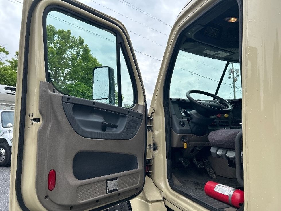 Day Cab Tractor-Heavy Duty Tractors-Freightliner-2020-Cascadia 12564ST-Cleveland-TN-372,418\n\t\tmiles-$ 42,500 - Image 9