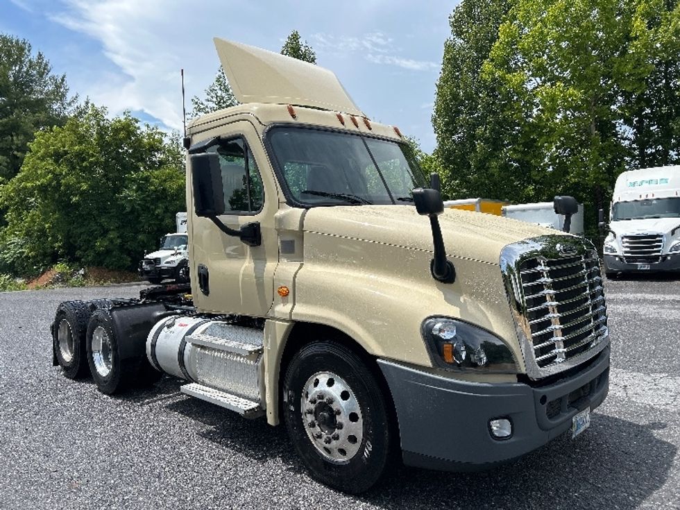 Day Cab Tractor-Heavy Duty Tractors-Freightliner-2020-Cascadia 12564ST-Cleveland-TN-413,084\n\t\tmiles-$ 40,500 - Image 1