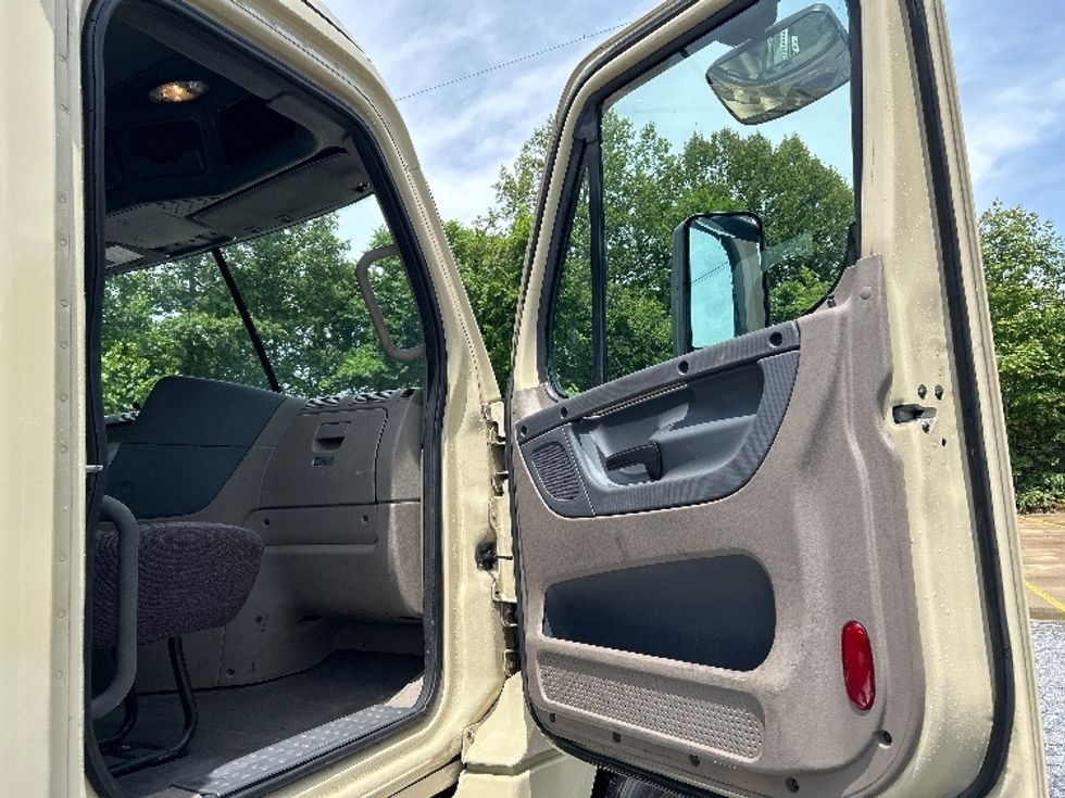 Day Cab Tractor-Heavy Duty Tractors-Freightliner-2020-Cascadia 12564ST-Cleveland-TN-413,084\n\t\tmiles-$ 40,500 - Image 12