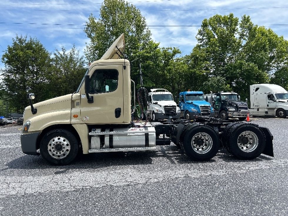 Day Cab Tractor-Heavy Duty Tractors-Freightliner-2020-Cascadia 12564ST-Cleveland-TN-413,084\n\t\tmiles-$ 40,500 - Image 4