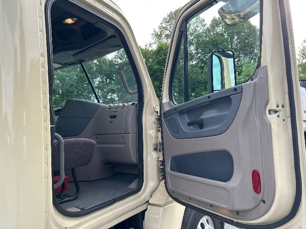 Day Cab Tractor-Heavy Duty Tractors-Freightliner-2020-Cascadia 12564ST-Cleveland-TN-418,662\n\t\tmiles-$ 40,000 - Image 12