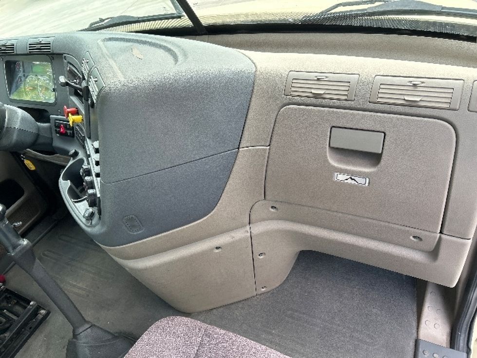 Day Cab Tractor-Heavy Duty Tractors-Freightliner-2020-Cascadia 12564ST-Cleveland-TN-418,662\n\t\tmiles-$ 40,000 - Image 13
