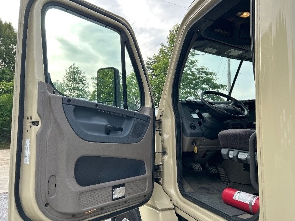 Day Cab Tractor-Heavy Duty Tractors-Freightliner-2020-Cascadia 12564ST-Cleveland-TN-418,662\n\t\tmiles-$ 40,000 - Image 9