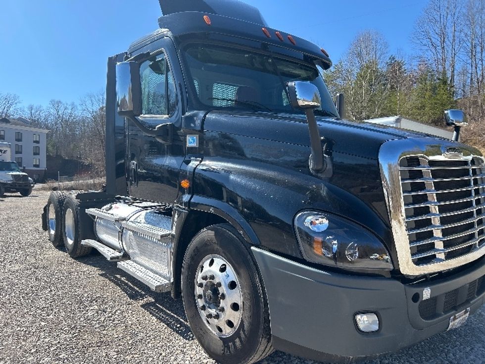 Day Cab Tractor-Heavy Duty Tractors-Freightliner-2020-Cascadia 12564ST-Cross Lanes-WV-390,599\n\t\tmiles-$ 54,000 - Image 1