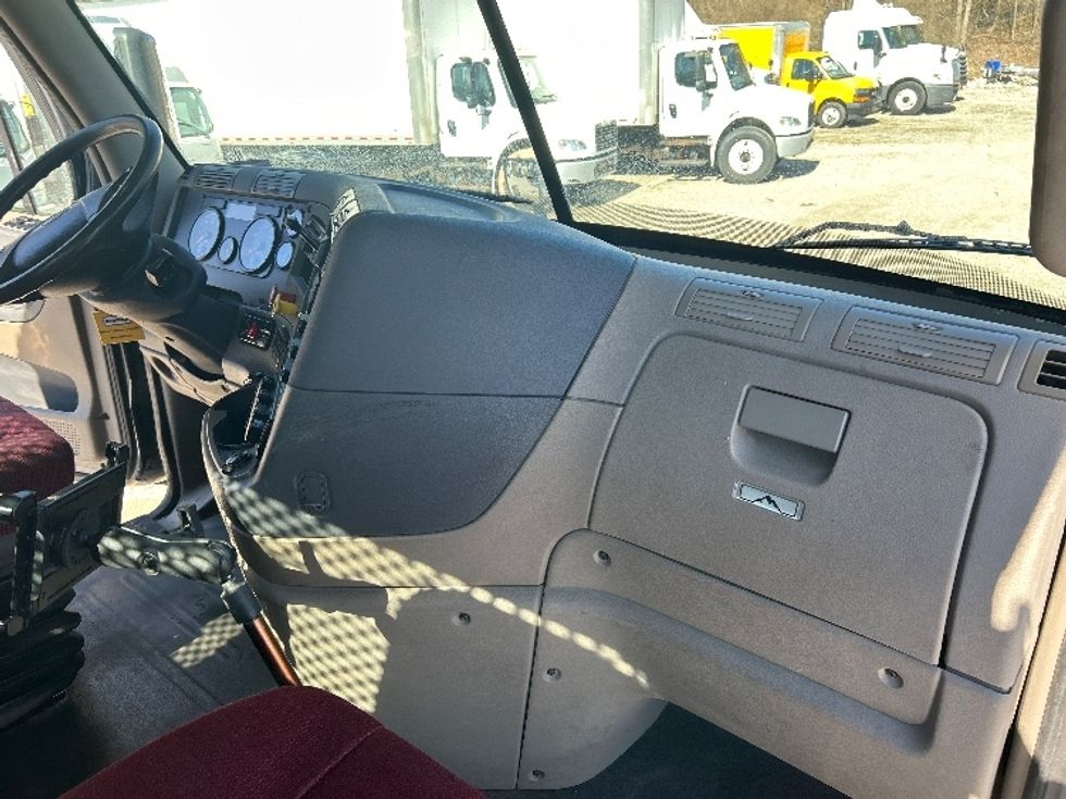 Day Cab Tractor-Heavy Duty Tractors-Freightliner-2020-Cascadia 12564ST-Cross Lanes-WV-390,599\n\t\tmiles-$ 54,000 - Image 13